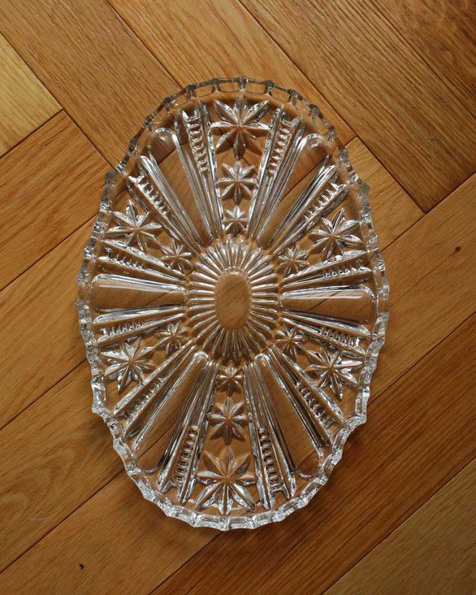 アンティーク 雑貨のガラス小物　アンティーク雑貨　オーバル形のカッティングが華やかなガラスプレート、アンティークプレスドグラス。上から見るとこんな感じです。(pg-4768)
