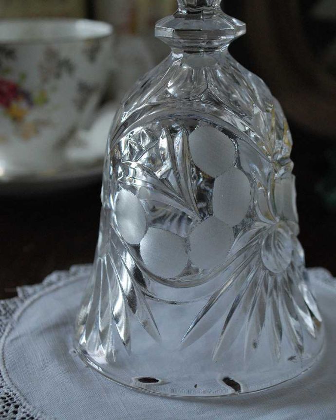 アンティーク 雑貨のガラス小物 アンティーク雑貨 美しい音色とカッティングにうっとり、アンティークプレスドグラスのベル。装飾も美しいガラスで出来たベル使用人を呼ぶために日常的に使われていたベル。(pg-4774)