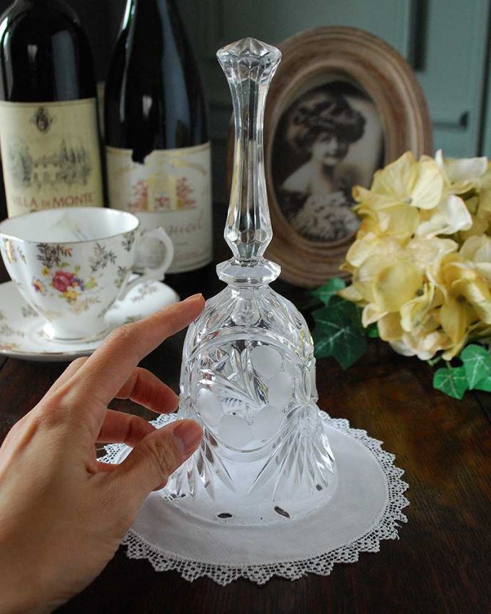 アンティーク 雑貨のガラス小物 アンティーク雑貨 美しい音色とカッティングにうっとり、アンティークプレスドグラスのベル。大きさはこれくらいですいろんな場所に置いて使われていただけあって、大きさもいろいろ。(pg-4774)