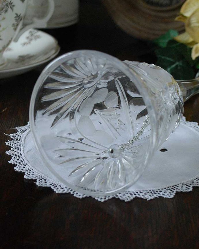 アンティーク 雑貨のガラス小物 アンティーク雑貨 美しい音色とカッティングにうっとり、アンティークプレスドグラスのベル。キレイな音を奏でてくれますアンティークなので多少のキズやカケがある場合はありますが、きちんと鳴ります。(pg-4774)