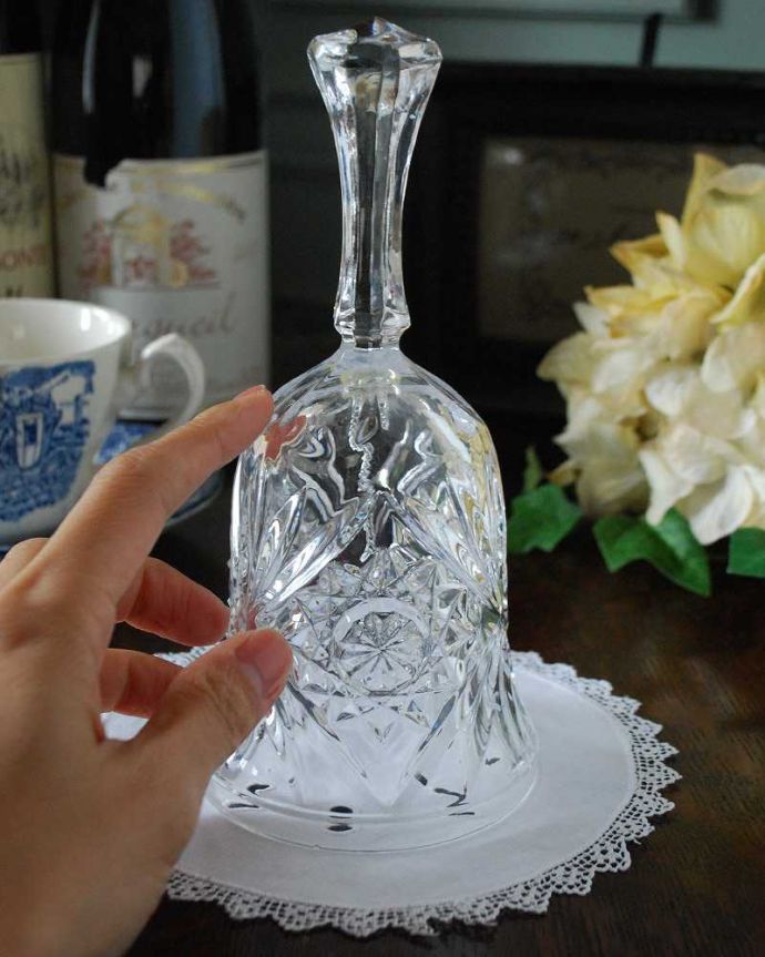 アンティーク 雑貨のガラス小物 アンティーク雑貨 輝きが美しいクリアガラスのディナーベル、アンティークプレスドグラス。大きさはこれくらいですいろんな場所に置いて使われていただけあって、大きさもいろいろ。(pg-4775)