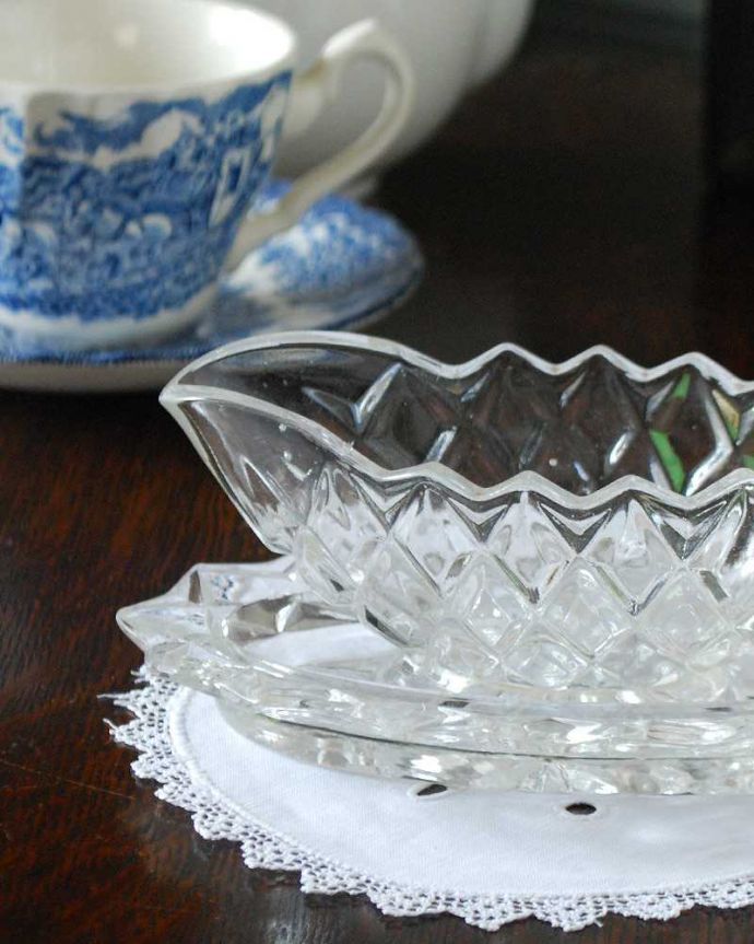 アンティーク 雑貨のガラス小物　アンティーク雑貨　ダイヤカットが散りばめられたプレスドグラス、トレー付きのソースボート。アンティークのため、多少の欠け・傷がある場合がありますが、使用上問題はありませんので、ご了承下さい。(pg-4778)