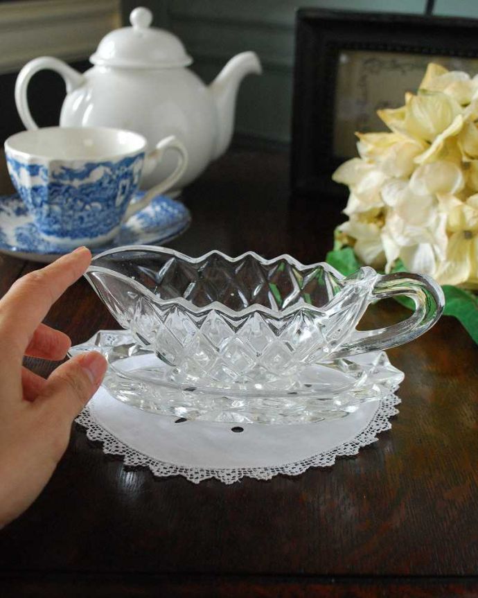 アンティーク 雑貨のガラス小物　アンティーク雑貨　ダイヤカットが散りばめられたプレスドグラス、トレー付きのソースボート。フラワーベースにしても素敵です。(pg-4778)