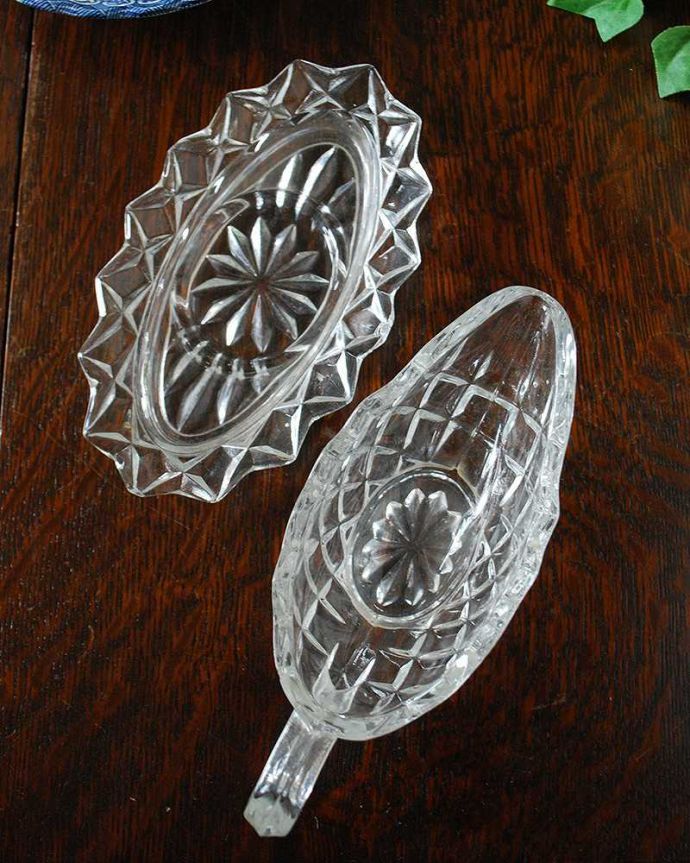 アンティーク 雑貨のガラス小物　アンティーク雑貨　ダイヤカットが散りばめられたプレスドグラス、トレー付きのソースボート。上から見るとこんな感じです。(pg-4778)