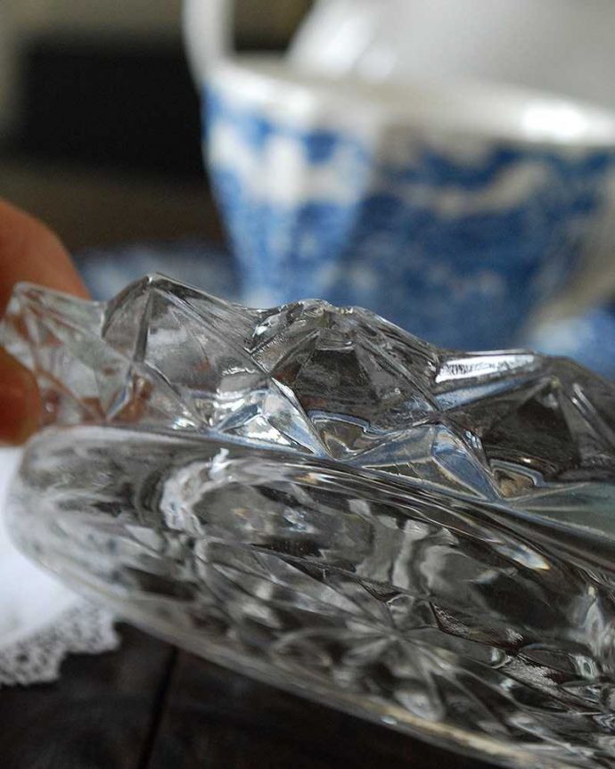 アンティーク 雑貨のガラス小物　アンティーク雑貨　ダイヤカットが散りばめられたプレスドグラス、トレー付きのソースボート。プレートに欠けがあります。(pg-4778)