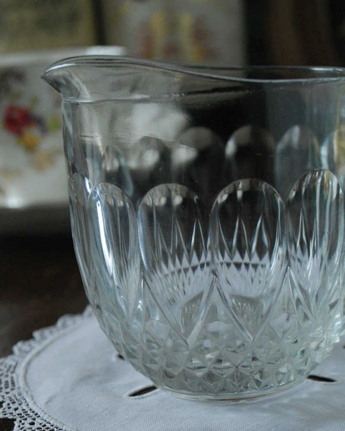 アンティーク 雑貨のガラス小物　アンティーク雑貨　アンティークのオシャレな雑貨、ガラス製のミニピッチャー（プレスドグラス）。アンティークのため、多少の欠け・傷がある場合がありますが、使用上問題はありませんので、ご了承下さい。(pg-4799)