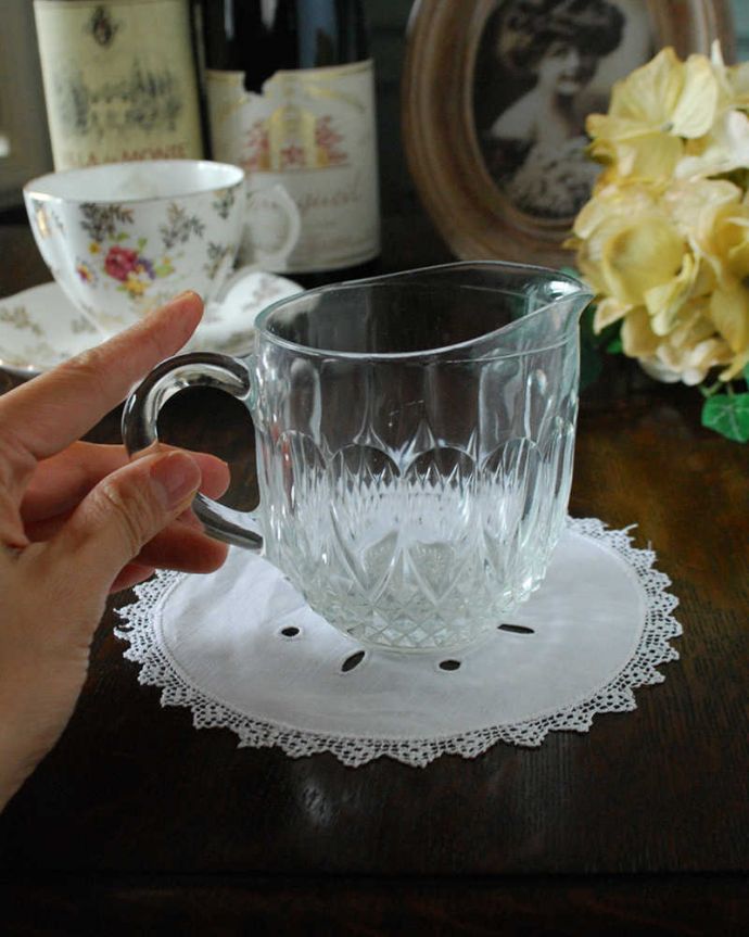 アンティーク 雑貨のガラス小物　アンティーク雑貨　アンティークのオシャレな雑貨、ガラス製のミニピッチャー（プレスドグラス）。フラワーベースにしても素敵です。(pg-4799)