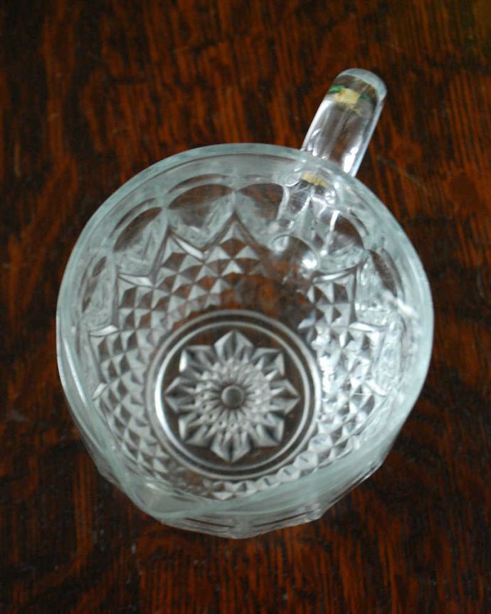 アンティーク 雑貨のガラス小物　アンティーク雑貨　アンティークのオシャレな雑貨、ガラス製のミニピッチャー（プレスドグラス）。上から見るとこんな感じです。(pg-4799)