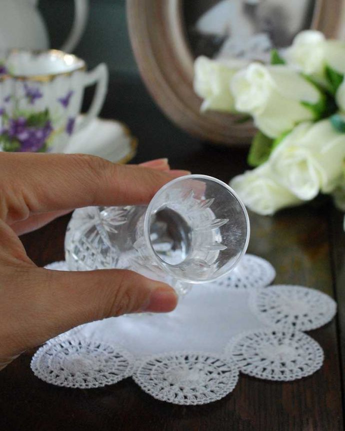 アンティーク 雑貨のガラス小物　アンティーク雑貨　シルエットが可愛いアンティークの花瓶　ガラスのフラワーベース（プレスドグラス）。上から見るとこんな感じです。(pg-4829)