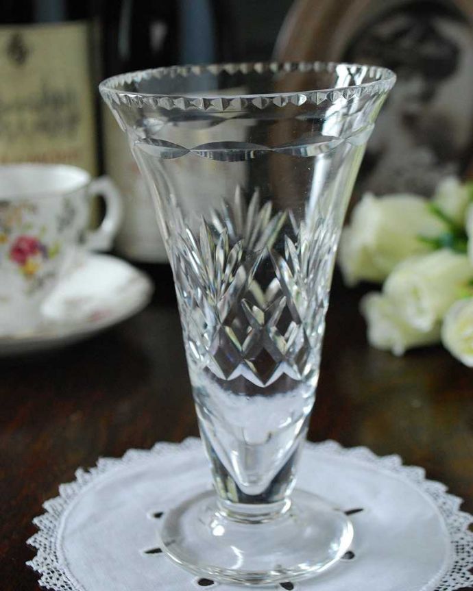 アンティーク 雑貨のガラス小物 アンティーク雑貨 キラキラのカッティング、脚付きのアンティークプレスドグラスのフラワーベース。飾るだけで絵になる美しさ。(pg-4837)