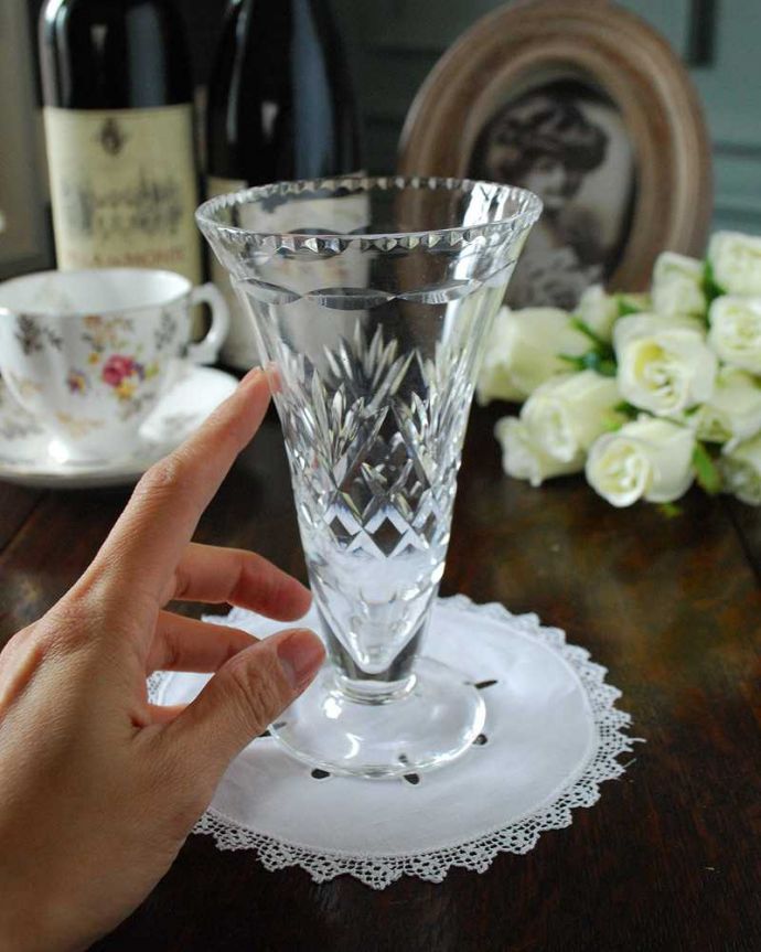 アンティーク 雑貨のガラス小物 アンティーク雑貨 キラキラのカッティング、脚付きのアンティークプレスドグラスのフラワーベース。ガラスを通してみるとキラキラ輝きますアンティークのガラスは、現代のものと成分も違うから輝き方が違うんです。(pg-4837)