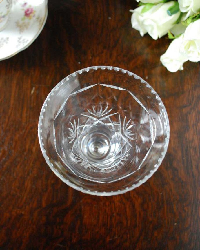 アンティーク 雑貨のガラス小物 アンティーク雑貨 キラキラのカッティング、脚付きのアンティークプレスドグラスのフラワーベース。上から見てチェック新しいものではないのでチップと呼ばれるキズや汚れは多少ありますが、キレイなものだけをじっくり選んで買い付けてきました。(pg-4837)