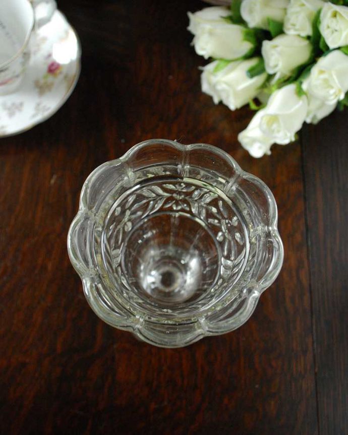 アンティーク 雑貨のガラス小物　アンティーク雑貨　お花模様が可愛いフラワーベース、アンティークプレスドグラス。上から見て中をチェックアンティークなので多少の欠けやキズがある場合がありますが、使用上問題ありませんのでご了承下さい。(pg-4865)