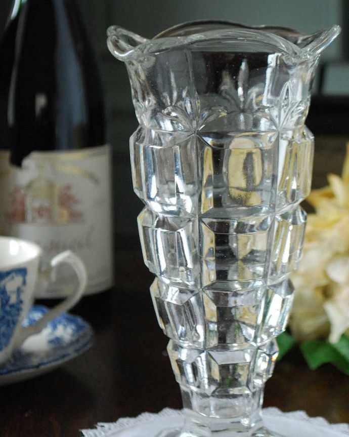 アンティーク 雑貨のガラス小物　アンティーク雑貨　アンティークのガラス雑貨、きらきら輝くカッティングのフラワーベース（プレスドグラス）。普段の生活にパッと華を添えてくれるアンティーク気軽に使えるアンティークのプレスドグラスの中で、もっとも英国らしいアイテムの花器。(pg-4866)