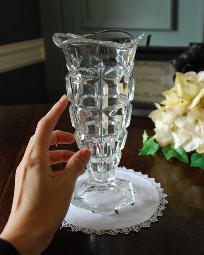 アンティーク 雑貨のガラス小物　アンティーク雑貨　アンティークのガラス雑貨、きらきら輝くカッティングのフラワーベース（プレスドグラス）。キラキラ輝く美しさ置いておくだけでも絵になるデザイン。(pg-4866)