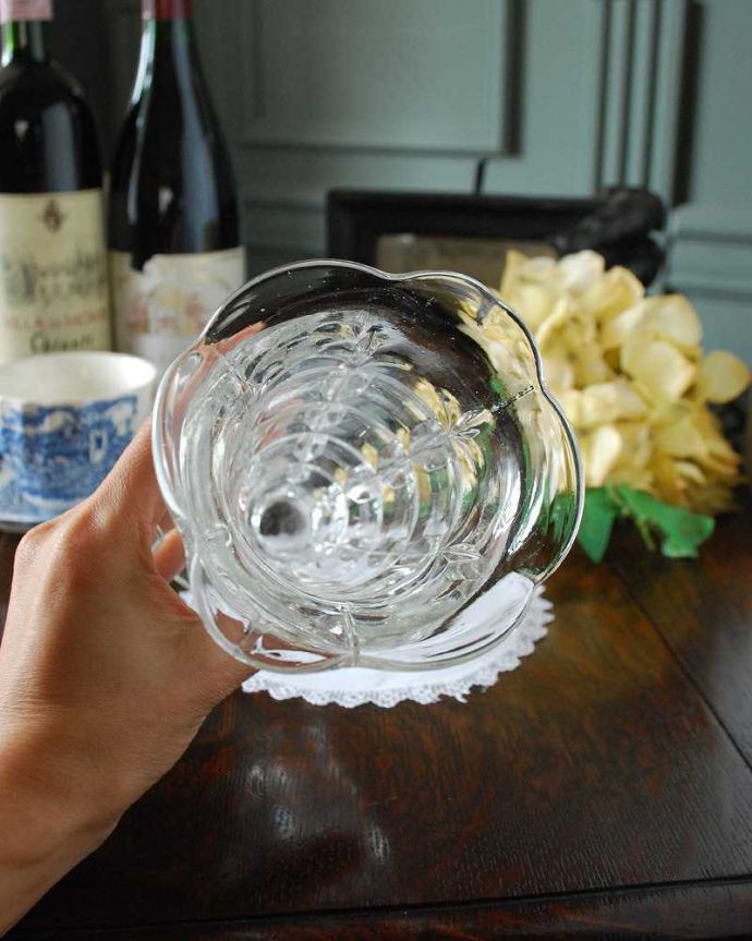 アンティーク 雑貨のガラス小物　アンティーク雑貨　アンティークのガラス雑貨、きらきら輝くカッティングのフラワーベース（プレスドグラス）。上から見て中をチェックアンティークなので多少の欠けやキズがある場合がありますが、使用上問題ありませんのでご了承下さい。(pg-4866)