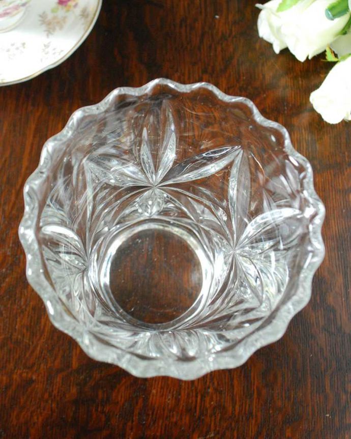 アンティーク 雑貨のガラス小物 アンティーク雑貨 可憐なシルエットでどこでも置けるフラワーベース(花器)プレスドグラス。上から見るとこんな感じです。(pg-4878)