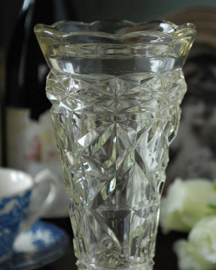 アンティーク 雑貨のガラス小物　アンティーク雑貨　アンティークガラスの雑貨、豪華なフラワーベース（花器）プレスドグラス。アンティークのため、多少の欠け・傷がある場合がありますが、使用上問題はありませんので、ご了承下さい。(pg-4881)