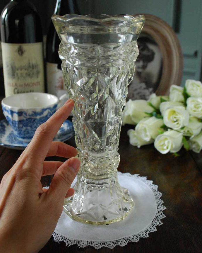 アンティーク 雑貨のガラス小物　アンティーク雑貨　アンティークガラスの雑貨、豪華なフラワーベース（花器）プレスドグラス。飾るだけで絵になる美しさ。(pg-4881)