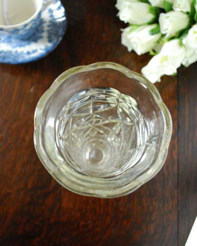 アンティーク 雑貨のガラス小物　アンティーク雑貨　アンティークガラスの雑貨、豪華なフラワーベース（花器）プレスドグラス。上から見るとこんな感じです。(pg-4881)