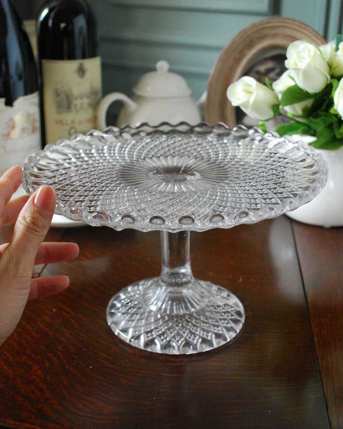 アンティーク 雑貨のガラス小物　アンティーク雑貨　レースのカットのケーキスタンド アンティークプレスドグラス。たっぷり乗せて使えますホールケーキが丸ごと１台乗せれる大きさで作らています。(pg-4888)