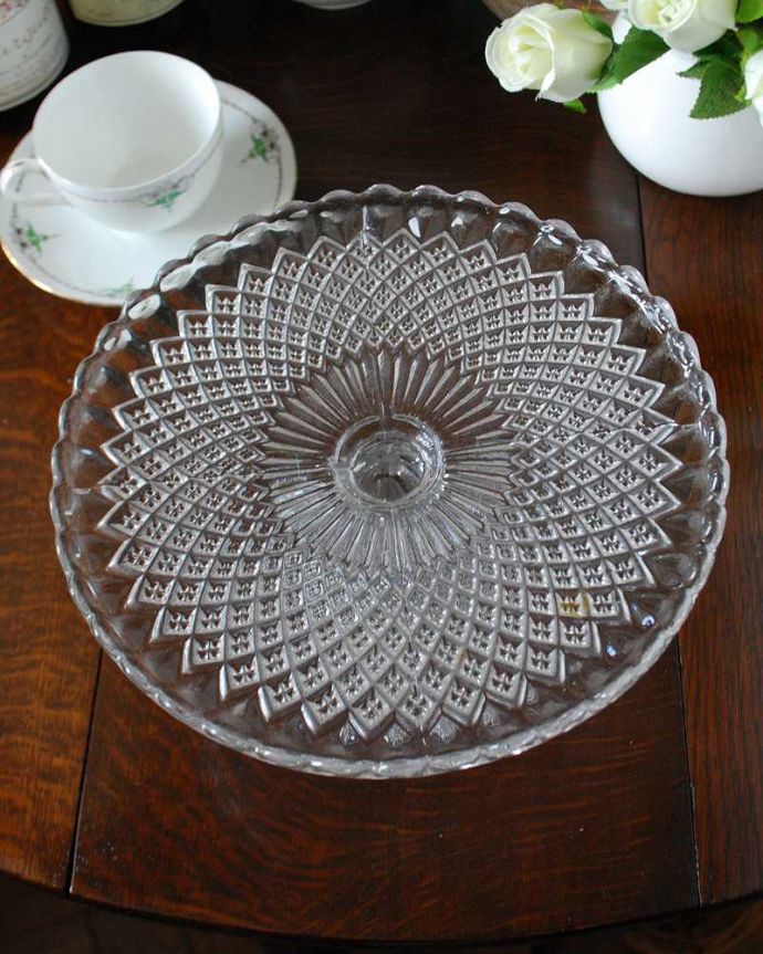 アンティーク 雑貨のガラス小物　アンティーク雑貨　レースのカットのケーキスタンド アンティークプレスドグラス。上から見ても楽しめるデザイン華のある器だけに模様も美しいんです。(pg-4888)