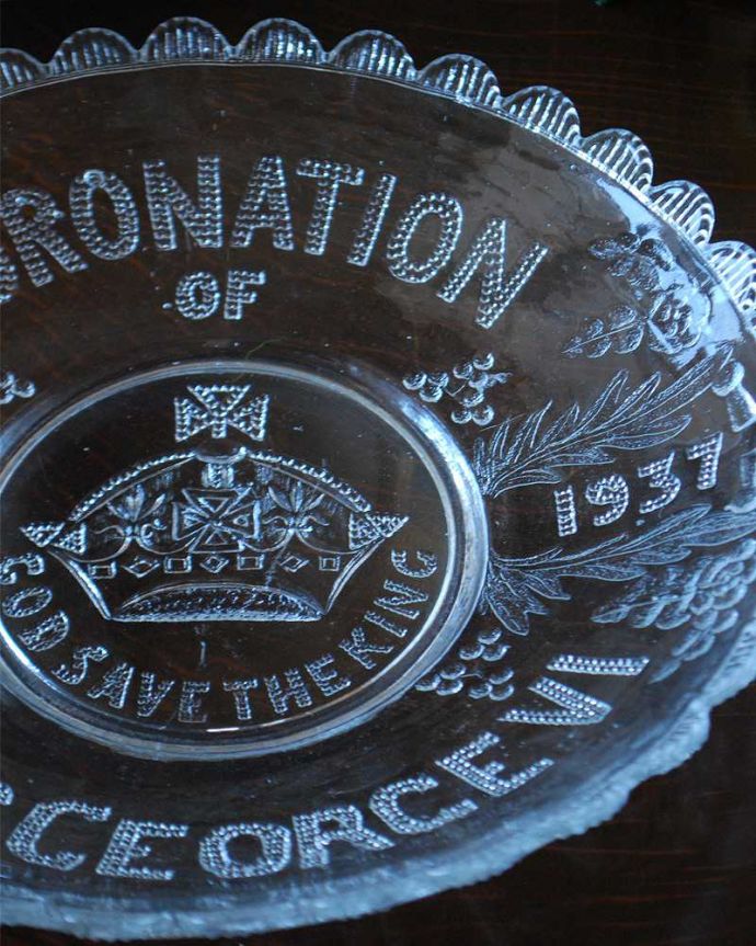アンティーク 雑貨のガラス小物　アンティーク雑貨　1937年ジョージ６世の戴冠を記念したプレスドグラスのガラスプレート。英国王室の記念が刻まれた、コロネーションプレート今のようにテレビが発達していない時代、王室を敬愛するイギリスの人にとって、一緒にお祝いしている気分んが感じられるコロネーションは特に人気んアイテムでした。(pg-4893)
