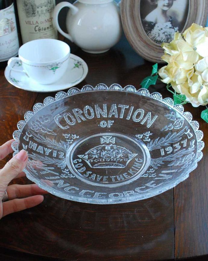 アンティーク 雑貨のガラス小物　アンティーク雑貨　1937年ジョージ６世の戴冠を記念したプレスドグラスのガラスプレート。大きめなので、何でも使えますサイズが大きいので、いろんな場所で便利に使えます。(pg-4893)