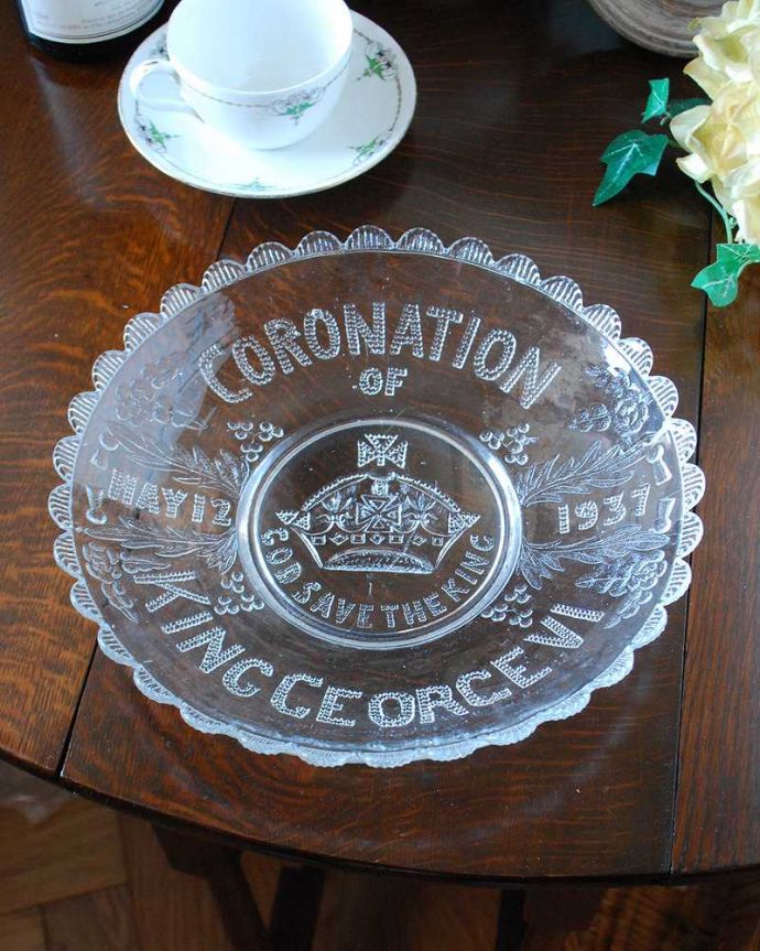 アンティーク 雑貨のガラス小物　アンティーク雑貨　1937年ジョージ６世の戴冠を記念したプレスドグラスのガラスプレート。上から見るとこんな感じアンティークなので多少のキズやカケがある場合はありますが、使用上問題はありませんのでご了承下さい。(pg-4893)