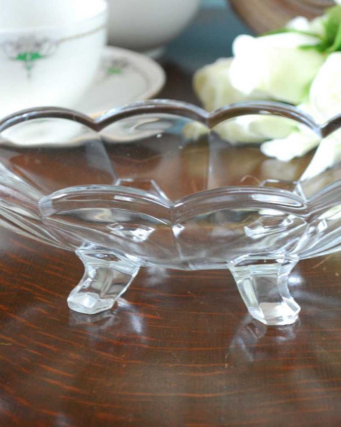 アンティーク 雑貨のガラス小物 アンティーク雑貨 横長スタイルのアンティークガラスのコンポート(プレスドグラス)。センターピースとして使われた器深さのあるコンポートはテーブルコーディネイトの中心として食卓の真ん中で華を添えるセンターピースとして使われていました。(pg-4895)