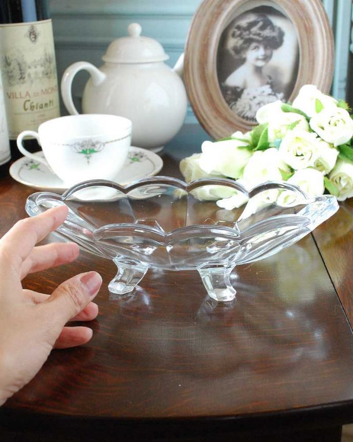 アンティーク 雑貨のガラス小物 アンティーク雑貨 横長スタイルのアンティークガラスのコンポート(プレスドグラス)。たっぷり乗せて使えますフルーツはもちろん、アクセサリーを置いたり朝食のパンやおやつ、お菓子など、いろんな使い方で楽しんで下さい。(pg-4895)