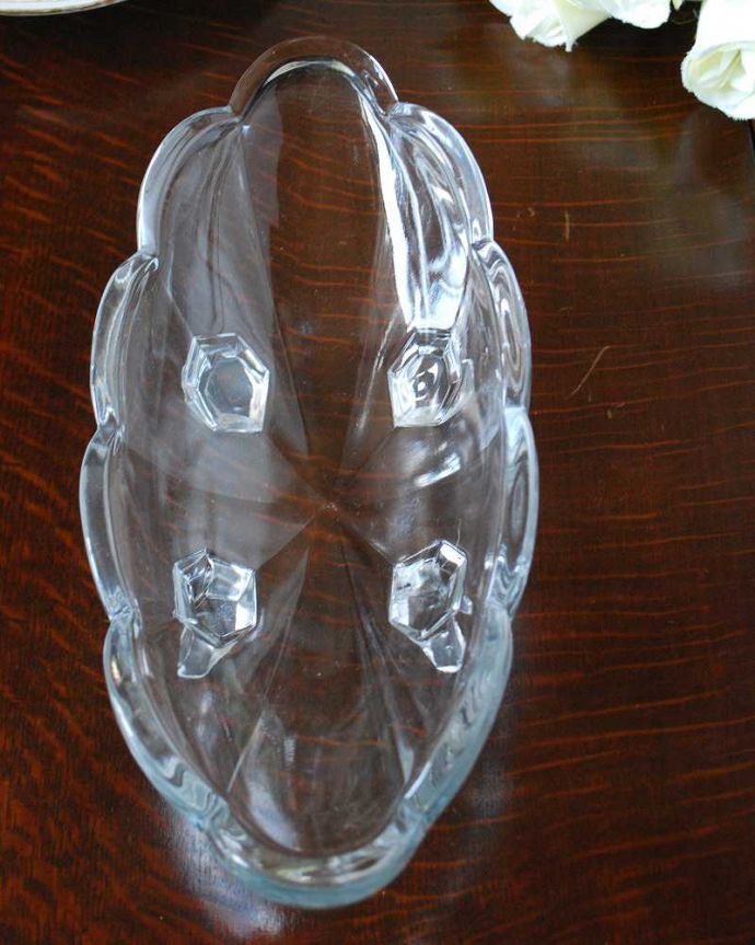 アンティーク 雑貨のガラス小物 アンティーク雑貨 横長スタイルのアンティークガラスのコンポート(プレスドグラス)。上から見ると美しいデザインアンティークのため、多少の欠け・傷がある場合がありますが、使用上問題はありませんので、ご了承下さい。(pg-4895)