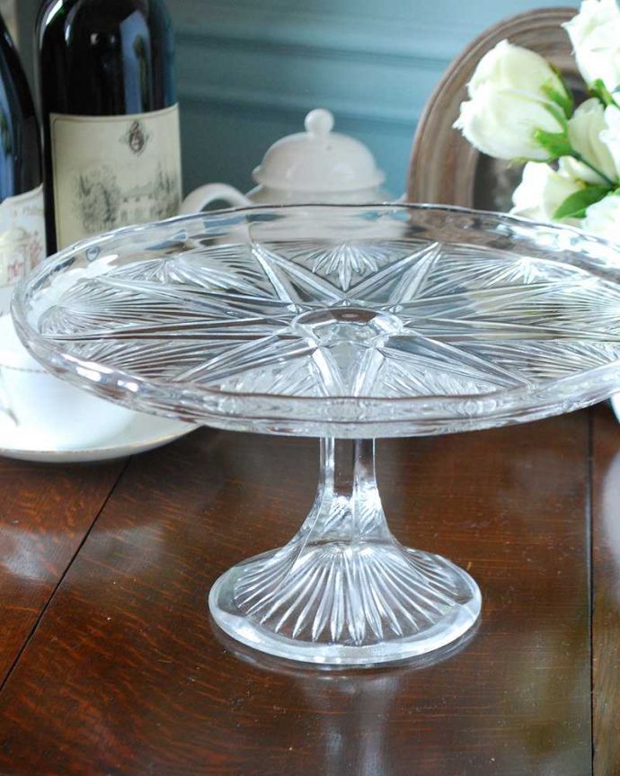 アンティーク 雑貨のガラス小物　アンティーク雑貨　アンティークのガラスコンポート、テーブルを華やかに彩るケーキスタンド。アンティークのため、多少の欠け・傷がある場合がありますが、使用上問題はありませんので、ご了承下さい。(pg-4898)