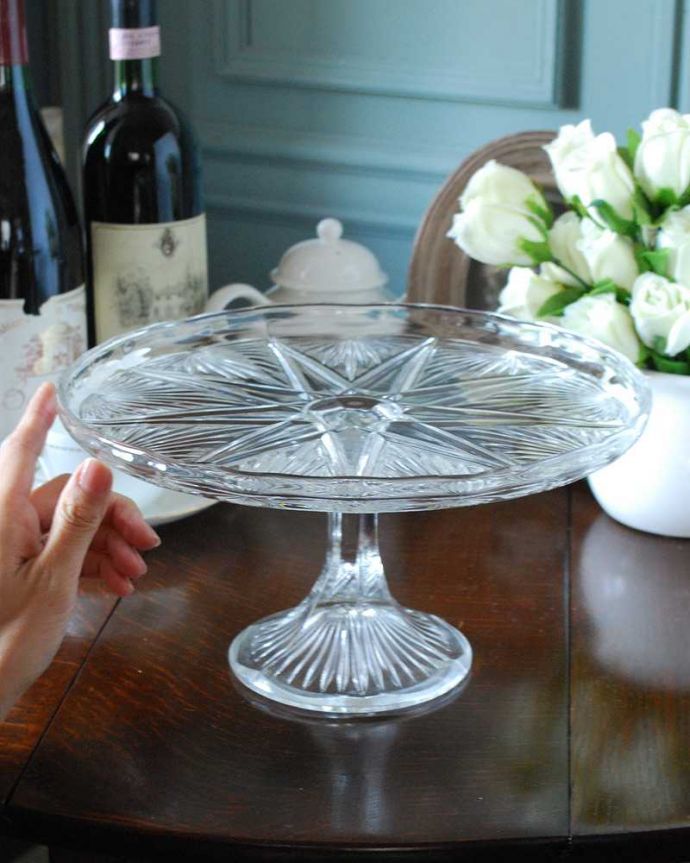 アンティーク 雑貨のガラス小物　アンティーク雑貨　アンティークのガラスコンポート、テーブルを華やかに彩るケーキスタンド。アクセサリートレーやパンやお菓子のトレーなど使い方いろいろ！。(pg-4898)