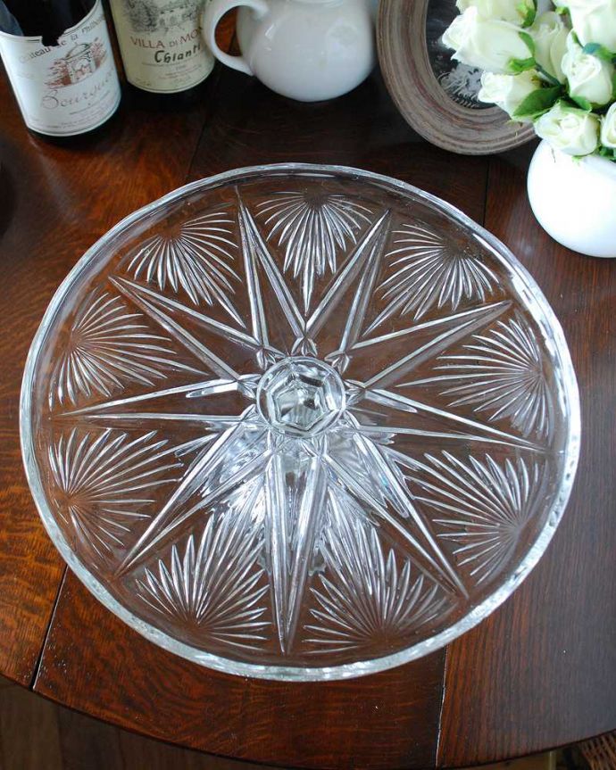 アンティーク 雑貨のガラス小物　アンティーク雑貨　アンティークのガラスコンポート、テーブルを華やかに彩るケーキスタンド。上から見るとこんな感じです。(pg-4898)
