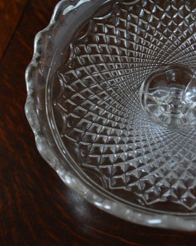 アンティーク 雑貨のガラス小物 アンティーク雑貨 アンティークのガラスコンポート、ケーキスタンド(プレスドグラス)。アンティークのため、多少の欠け・傷がある場合がありますが、使用上問題はありませんので、ご了承下さい。(pg-4905)