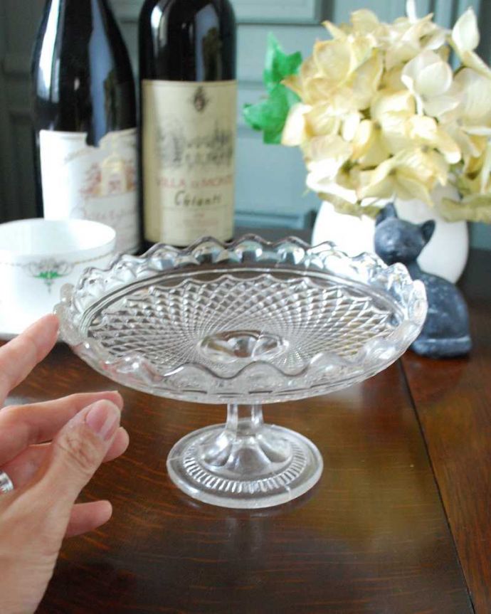アンティーク 雑貨のガラス小物 アンティーク雑貨 アンティークのガラスコンポート、ケーキスタンド(プレスドグラス)。アクセサリートレーやパンやお菓子のトレーなど使い方いろいろ!。(pg-4905)