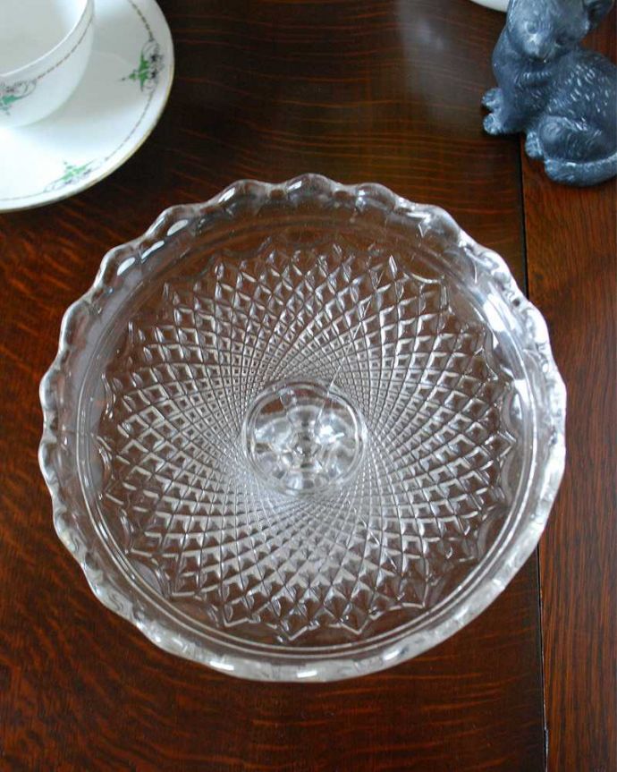 アンティーク 雑貨のガラス小物 アンティーク雑貨 アンティークのガラスコンポート、ケーキスタンド(プレスドグラス)。上から見るとこんな感じです。(pg-4905)
