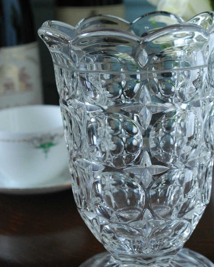 アンティーク 雑貨のガラス小物 アンティーク雑貨 お花が咲いた様な華やかなアンティークプレスドグラス、可愛いフラワーベース。普段の生活にパッと華を添えてくれる小さなアンティーク気軽に使えるアンティークのプレスドグラスの中で、もっとも英国らしいアイテムの花器。(pg-4924)