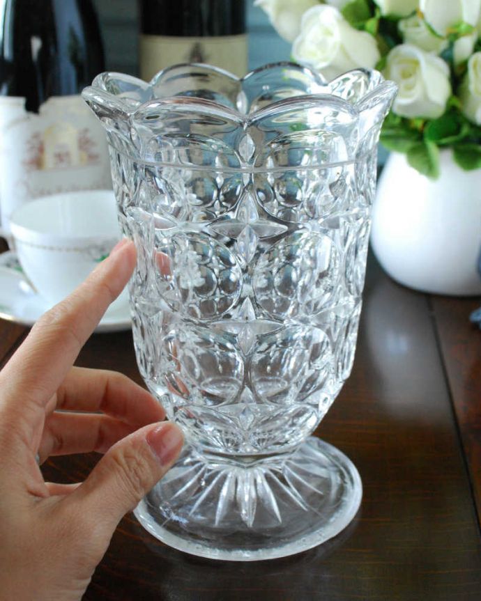 アンティーク 雑貨のガラス小物 アンティーク雑貨 お花が咲いた様な華やかなアンティークプレスドグラス、可愛いフラワーベース。キラキラ輝く美しさ置いておくだけでも絵になる花器。(pg-4924)