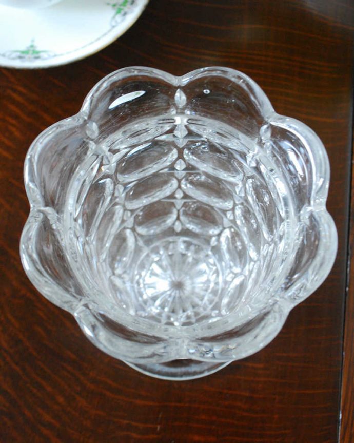 アンティーク 雑貨のガラス小物 アンティーク雑貨 お花が咲いた様な華やかなアンティークプレスドグラス、可愛いフラワーベース。上から見て中をチェックアンティークのガラスはもちろん新品ではないので多少の欠けやキズがある場合がありますが、使用上問題のないものだけを選んできました。(pg-4924)