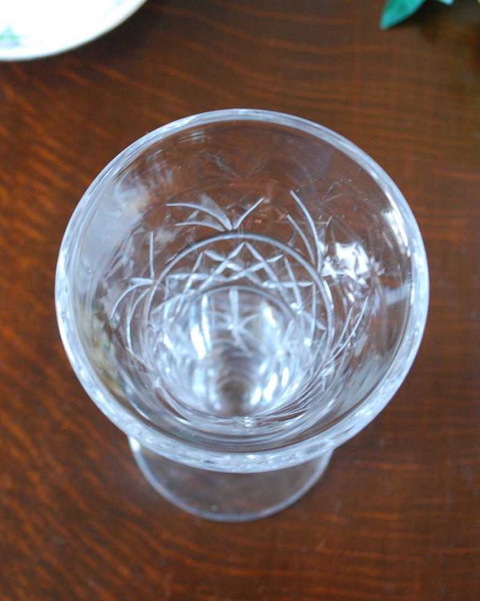 アンティーク雑貨 脚付きのフラワーベース（花器）、アンティークプレスドグラス。上から見て中をチェックアンティークなので多少の欠けやキズがある場合がありますが、使用上問題ありませんのでご了承下さい。(pg-4926)
