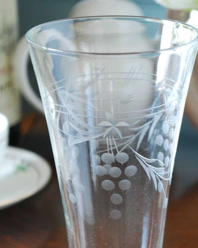 アンティーク 雑貨のガラス小物 アンティーク雑貨 かわいいブドウの実が描かれたフラワーベース、アンティークプレスドグラス。普段の生活にパッと華を添えてくれるアンティーク気軽に使えるアンティークのプレスドグラスの中で、もっとも英国らしいアイテムの花器。(pg-4927)