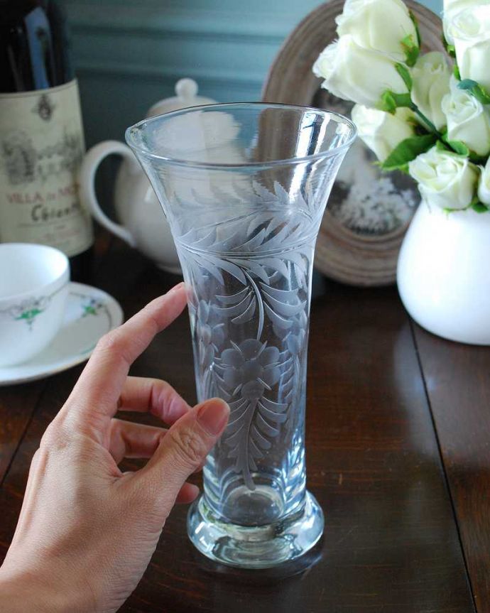 アンティーク雑貨 きれいなリーフ模様とお花のカッティングがデザインされたアンティーク プレスドグラスの花器。気軽に使えるフラワーベース英国らしくいろんなサイズが見つかる花器。(pg-4928)