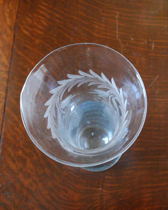 アンティーク雑貨 きれいなリーフ模様とお花のカッティングがデザインされたアンティーク プレスドグラスの花器。上から見るとこんな感じですアンティークなので、多少の欠け・傷がある場合がありますが、使用上問題はありませんのでご了承下さい。(pg-4928)