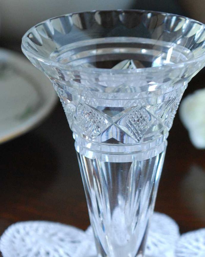 アンティーク 雑貨のガラス小物　アンティーク雑貨　小さくても煌めく華やかさのスイートグラス、アンティークプレスドグラス（花器）。甘いお菓子を入れていたスイートグラスこんなキラキラ輝く器に、ババロアやムース、カスタードなどのお菓子が入れられていました。(pg-4938)