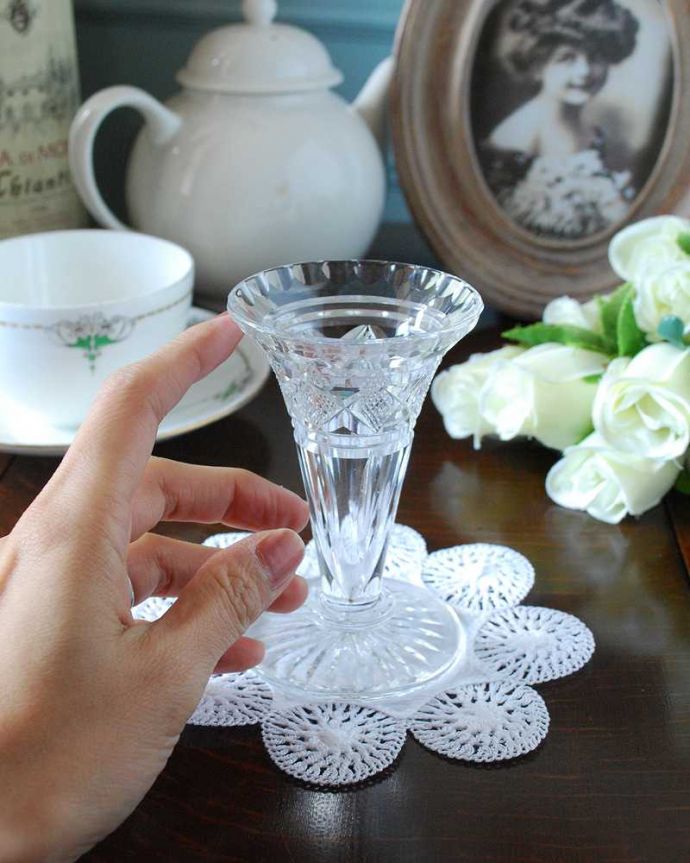 アンティーク 雑貨のガラス小物　アンティーク雑貨　小さくても煌めく華やかさのスイートグラス、アンティークプレスドグラス（花器）。使いやすい小さなサイズ器としてはもちろん1輪挿しにも使える小さくて使いやすいサイズ。(pg-4938)