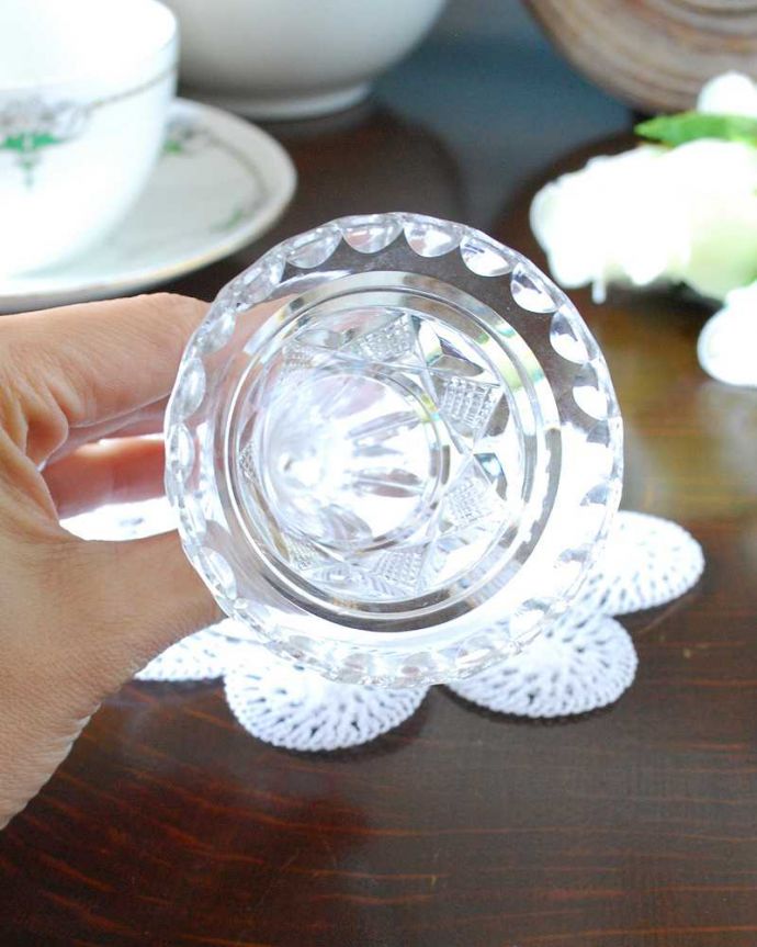 アンティーク 雑貨のガラス小物　アンティーク雑貨　小さくても煌めく華やかさのスイートグラス、アンティークプレスドグラス（花器）。上から見るとこんな感じですアンティークなので多少のキズ・欠けがある場合がありますが、使用上問題ありませんのでご了承下さい。(pg-4938)
