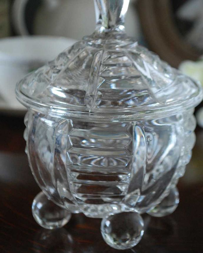 アンティーク 雑貨のガラス小物　アンティーク雑貨　宝石の様な持ち手が美しい、フタ付きアンティークガラスケース（プレスドグラス ）。ドレッシングセットとして作られた女性のための器もともとは女性がお化粧するためのコットンやパフを収納するために作られたプレスドグラスの器。(pg-4949)