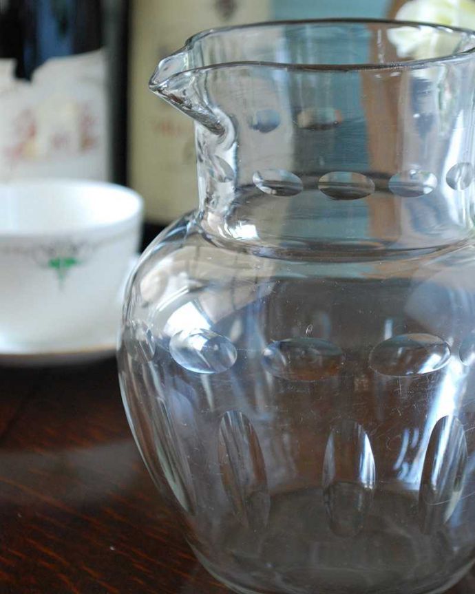 アンティーク 雑貨のガラス小物 アンティーク雑貨 丸みのあるシルエットの美しいアンティークプレスドグラス(レモネードジャグ)。憧れのレモネードが似合うジャグシンプルなデザインのレモネードジャグは、春から夏にかけて芝生のグリーンが鮮やかな時期にレモネードを入れて使われていました。(pg-4954)